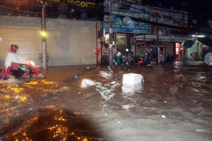 Người Sài Gòn vật lộn với nước ngập trên đường lúc nửa đêm
